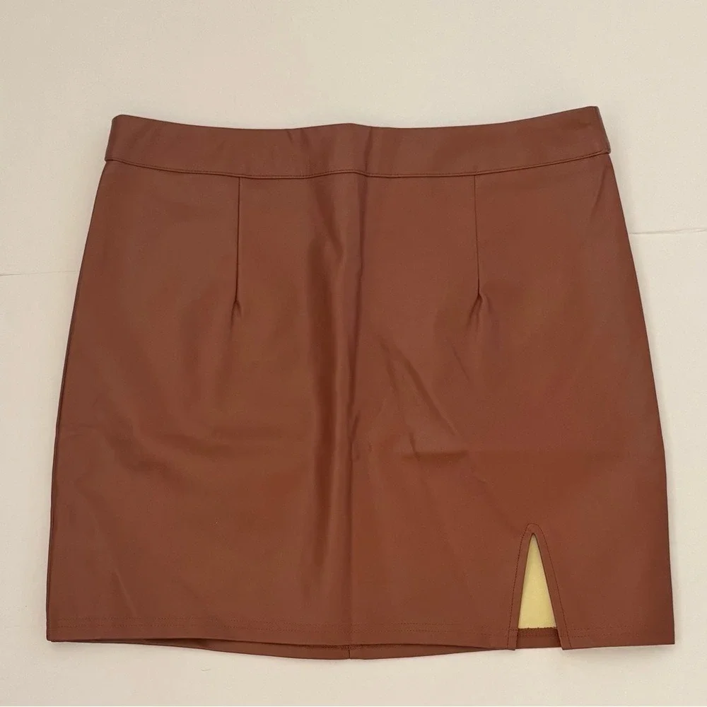Lulus Corte Vegan Leather Mini Short‎ Skirt w/Slit, Chestnut Brown, Size M, NWT